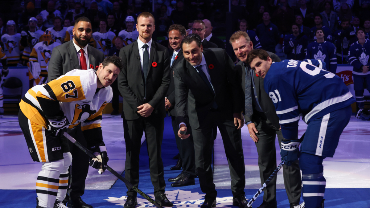 The Class of 2022 takes part in the ceremonial puck drop at the 2022 Hockey Hall of Fame Game.